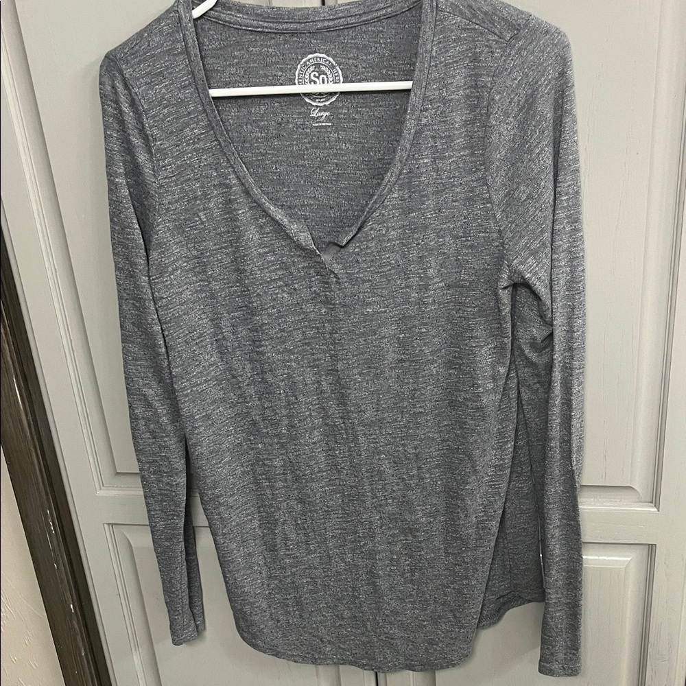 Women’s Gray Long-Sleeve V-Neck Top